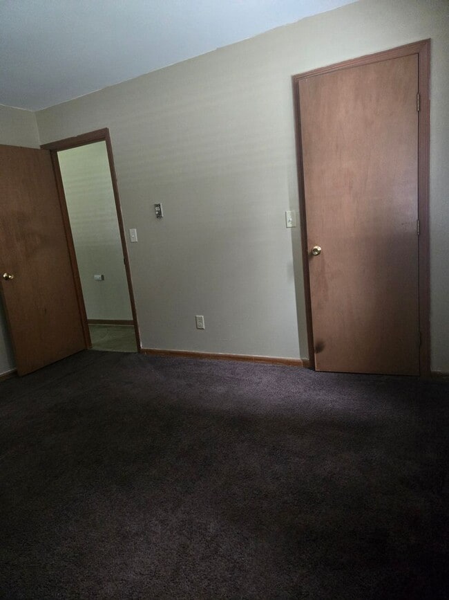 Building Photo - SPRINGBANK APARTMENTS II