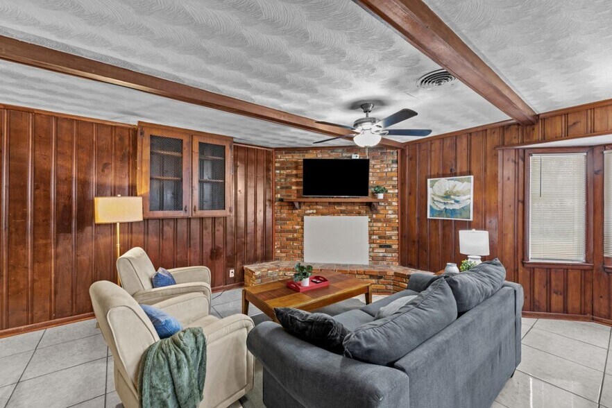 Building Photo - Charming 5BR Fort Worth home with big backyard & patio