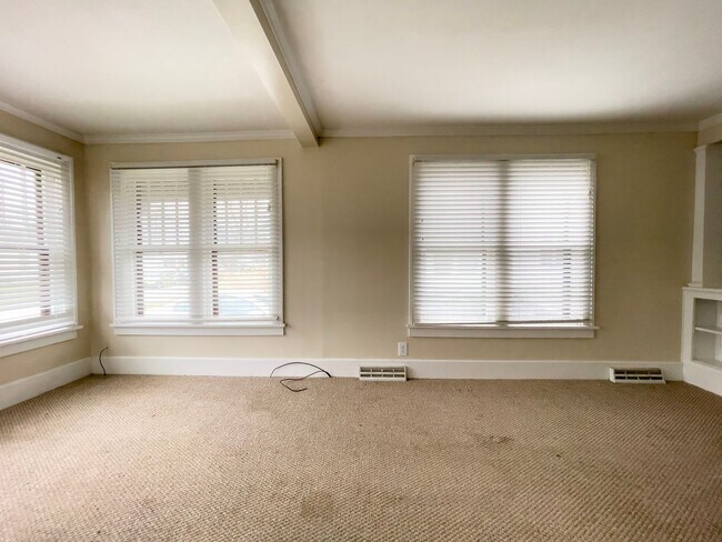 Building Photo - PRELEASING for AUGUST! Close to Campus