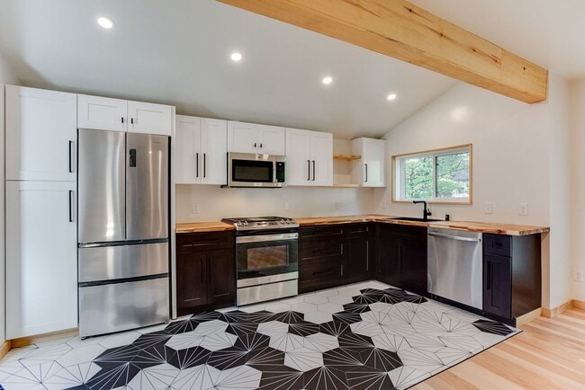 Building Photo - Amazing 2 bedroom, 2 bathroom 1,330 sf hom...