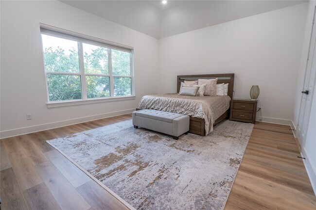 Building Photo - 1307 E 27th St