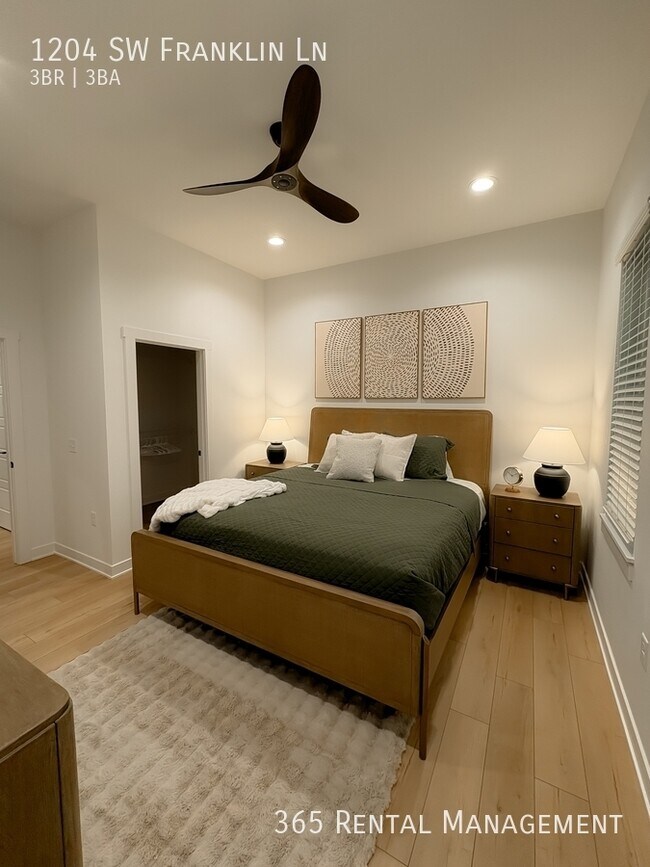 Building Photo - 1204 SW Franklin Dr