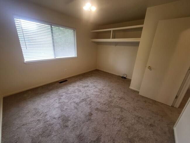 Building Photo - 3766 Emerson Dr