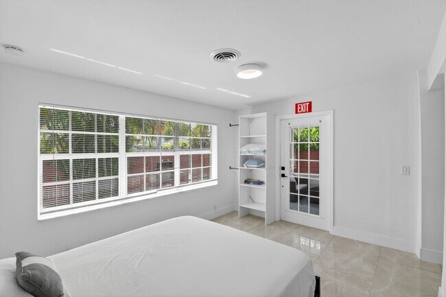 Building Photo - 2112 N 14th Terrace