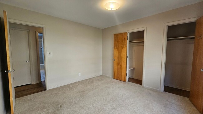 Building Photo - Mid Century 3 Bedroom