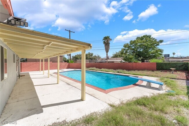 Building Photo - 3008 Lawndale St