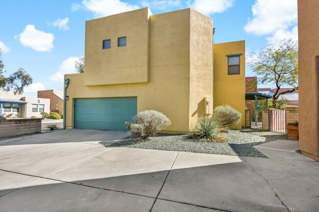 Building Photo - Paseo Estrella Gem at the base of Tucson icon A mountain! Minutes away from DownTown Tucson!
