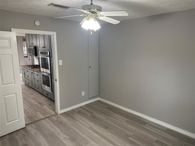 Building Photo - 228 Oak Manor Dr