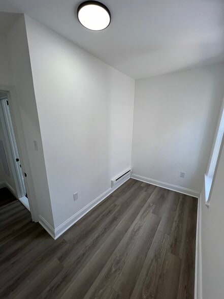 Building Photo - 921 W 3rd St