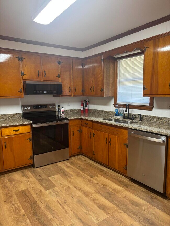 Building Photo - 855 Whatley St