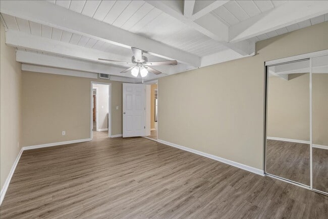 Building Photo - 207 Iris Cir