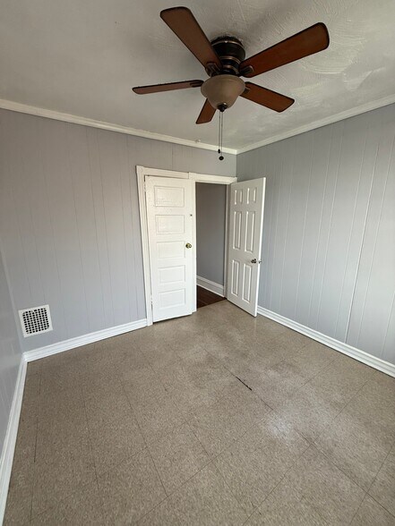 Building Photo - 5753 N Beechwood St