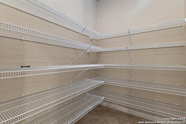 Building Photo - Move In Ready - Stunning 4 bd/2.5 Located ...