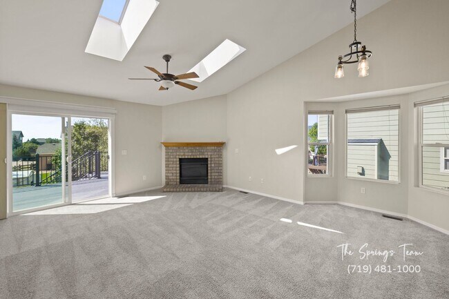 Building Photo - Spacious Ranch-Style 5-Bedroom in The Heig...