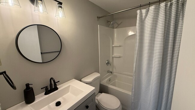 Building Photo - Walk to Downtown from this 1 Bedroom 1st F...