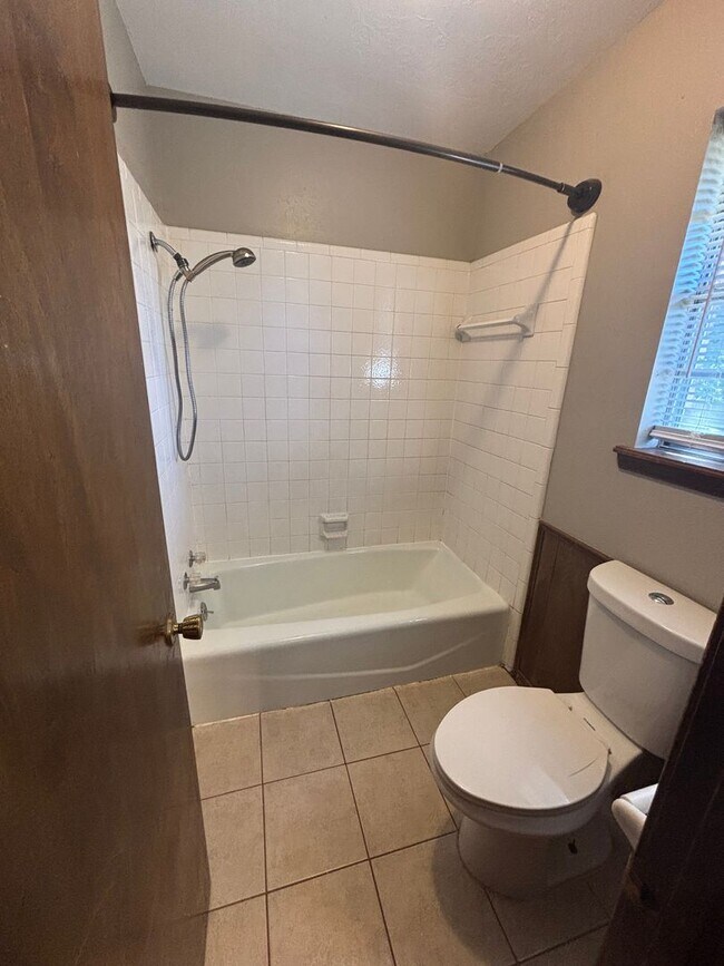 Building Photo - Spacious 3 bedroom, 2 bathroom home availa...