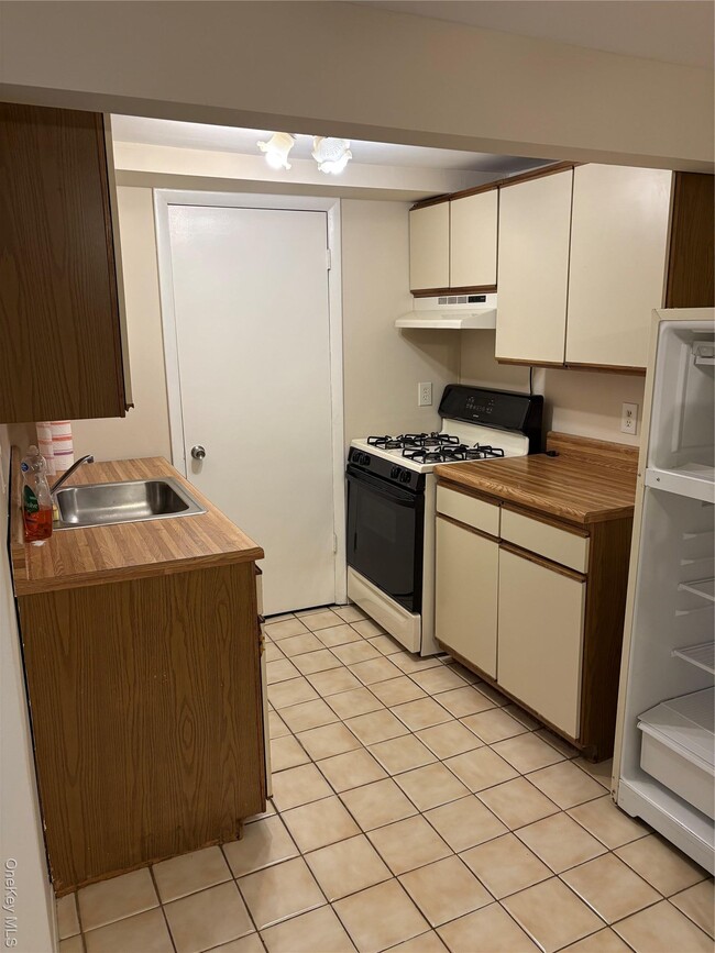 Building Photo - 892 Pine Ave