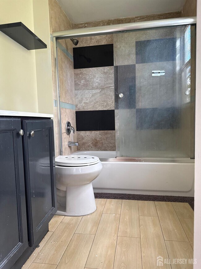 Building Photo - 355 Metlars Ln