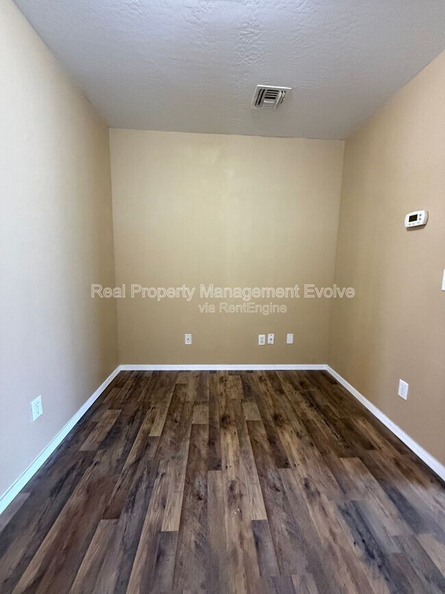 Building Photo - 1526 S 217th Dr