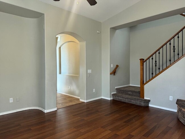 Building Photo - Gated Phoenix Gem with Community Pool and Spacious Kitchen