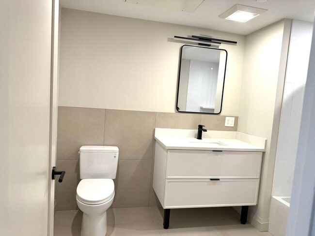 Building Photo - 100 Lincoln St