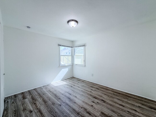 Building Photo - 2 Bed 1 Bath Beach House | Inboard | Silve...