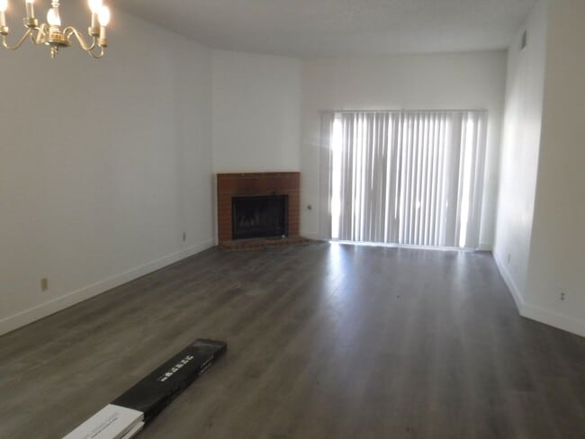 Building Photo - CUTE 2 BEDROOM/2 BATH HOME WITH FENCED IN ...