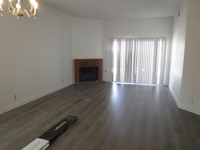 Building Photo - CUTE 2 BEDROOM/2 BATH HOME WITH FENCED IN YARD