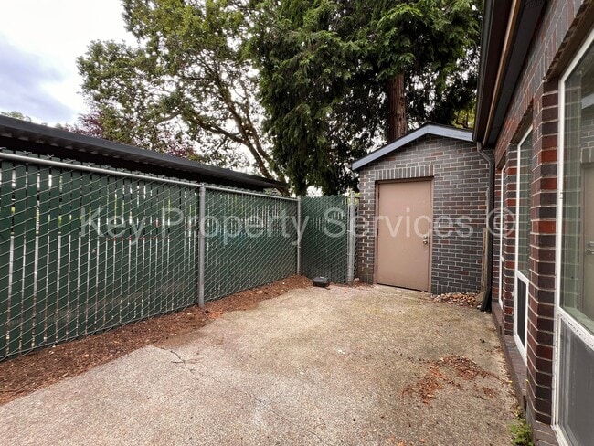 Building Photo - Vancouver Two Bedroom Townhome with Backyard