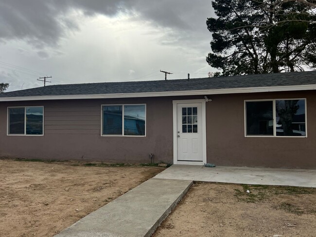 Building Photo - 3 Bedroom 2 Bathroom House Located in Gran...