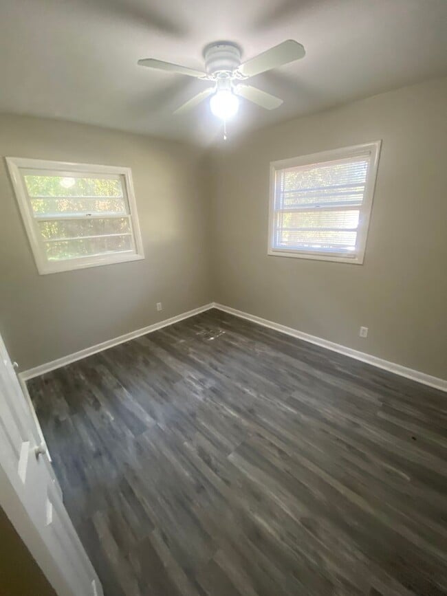 Building Photo - **ON HOLD**East Columbus 3 bedroom/1 bathr...