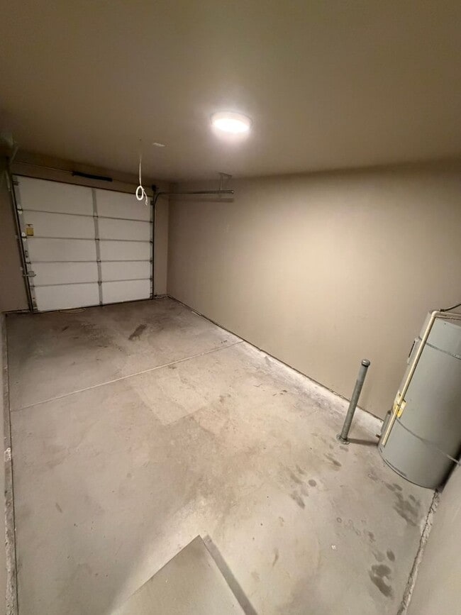 Building Photo - **MOVE IN SPECIAL!** 3 Bedroom Duplex Close to Shopping and Schools!