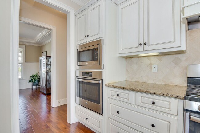 Building Photo - Gorgeous 5-Bedroom 3.5 Bath Home