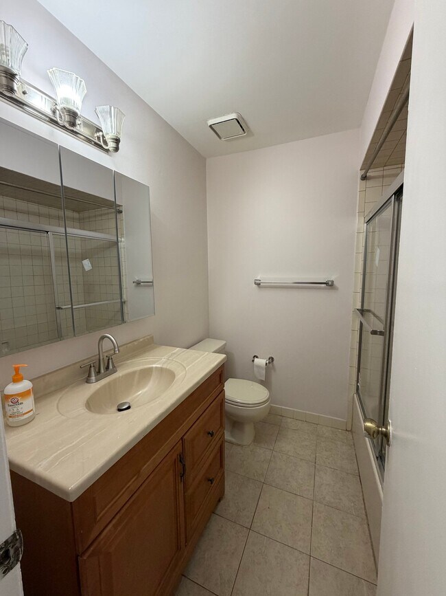 Building Photo - 1409 Green Hollow Dr