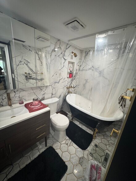 Master bathroom - 2609 Douglass Rd SE