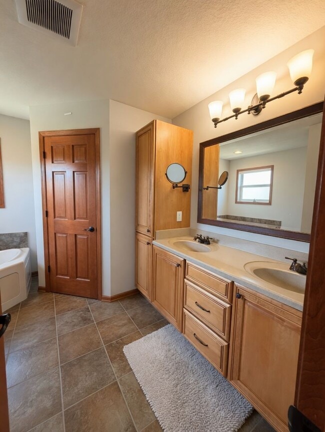 Building Photo - Rare executive rental in chanhassen! 5 beds no upgrade left behind!!!