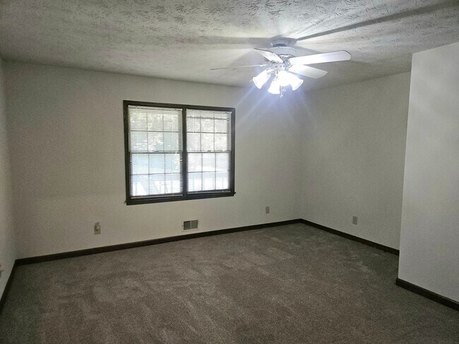Building Photo - 520 Hardy Cir