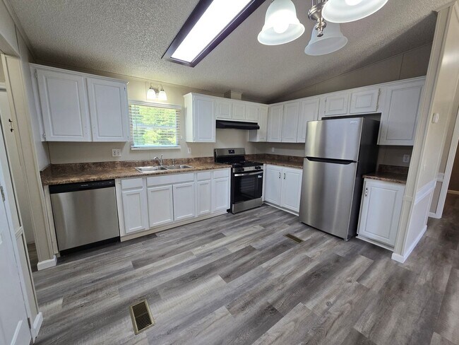 Building Photo - 2214 Sivertsen Rd