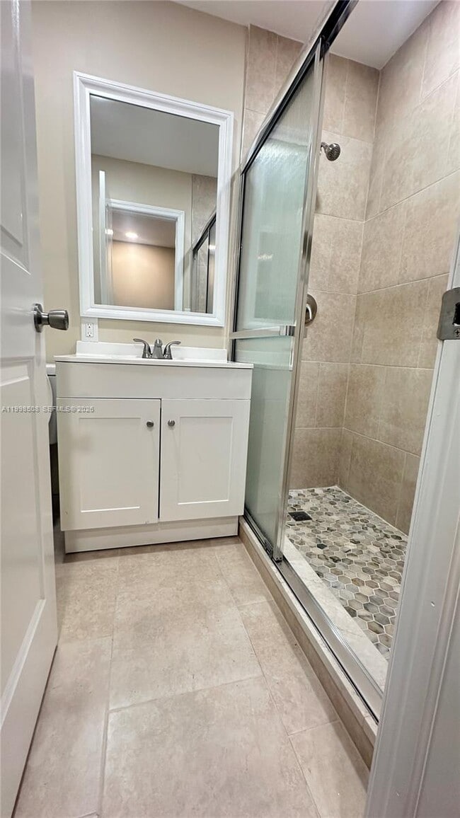 Building Photo - 990 E 2nd St