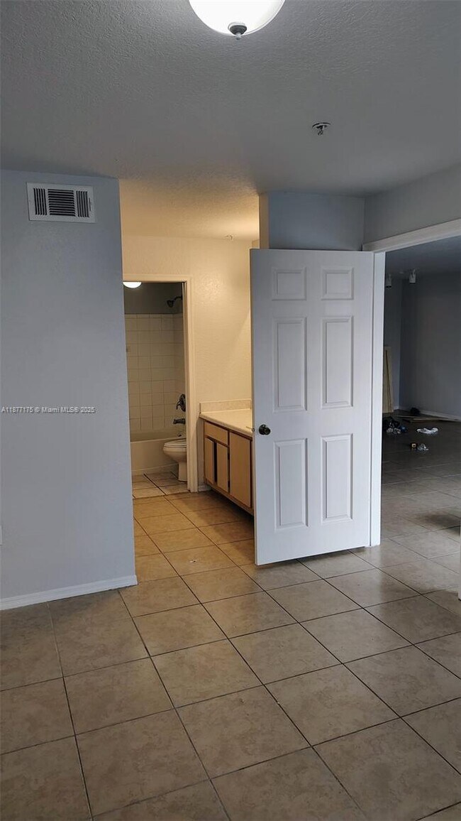 Building Photo - 13929 Fairway Island Dr