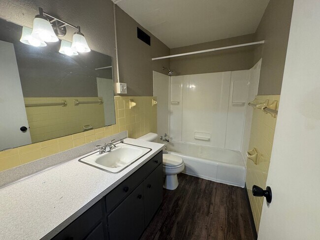 Building Photo - 1109 N18th Triplex