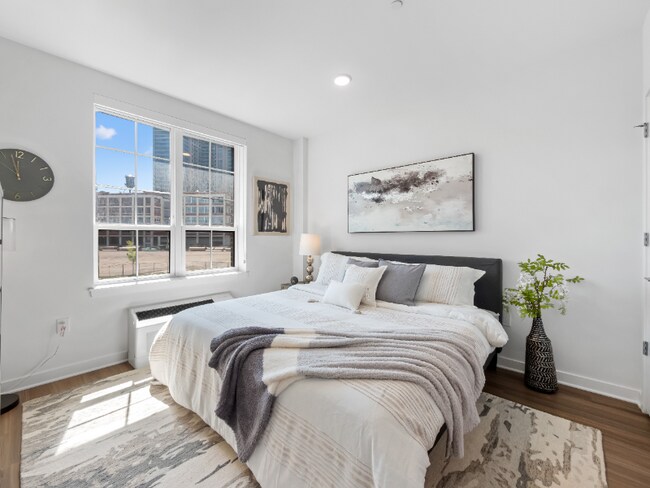 Building Photo - 675 Monmouth St