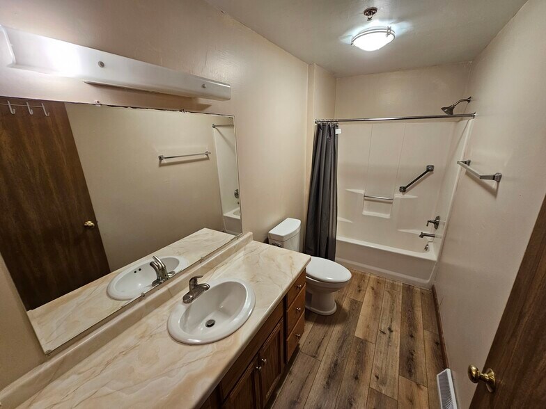 Building Photo - 533 Lakeshore Ct