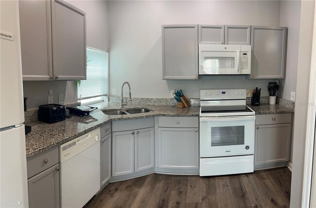 Building Photo - 8121 Fan Palm Way