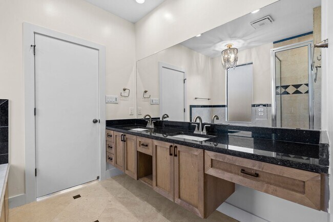 Building Photo - Rare 2BR/2BA Townhome with Spacious Yard i...