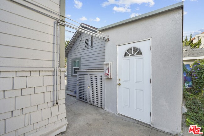 Building Photo - 351 Temple Ave