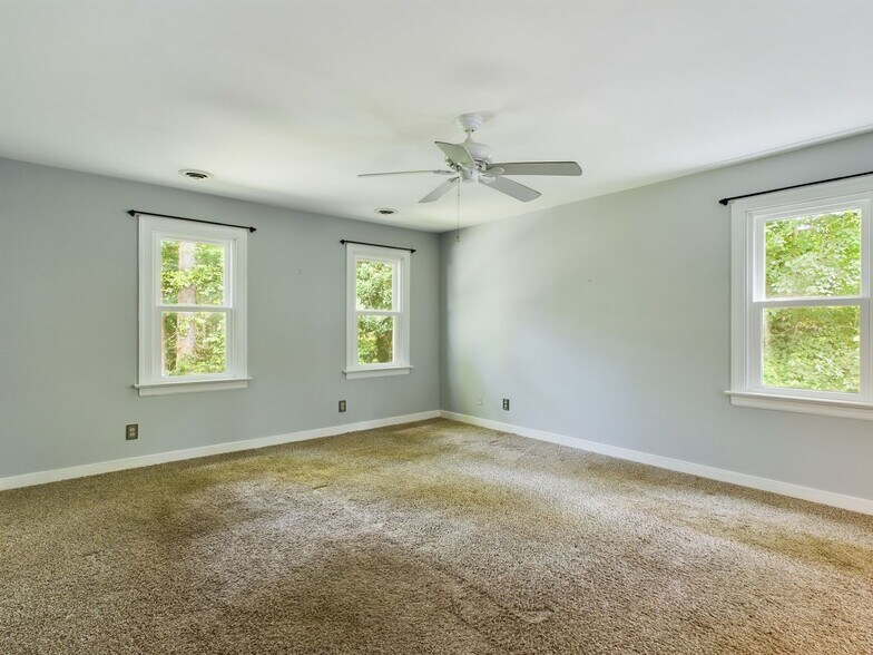 Building Photo - 404 Old Country Terrace