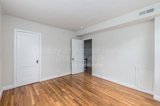Building Photo - 1020 S Barton St