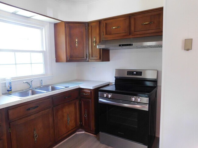 Building Photo - Price Reduced!!! $1950/Month