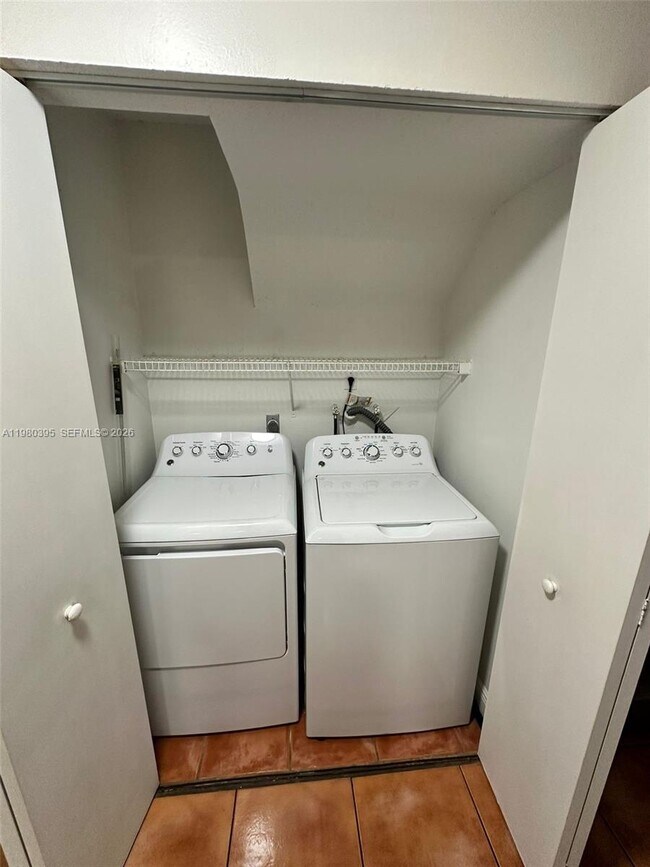 Building Photo - 6235 SW Kendale Lakes Cir